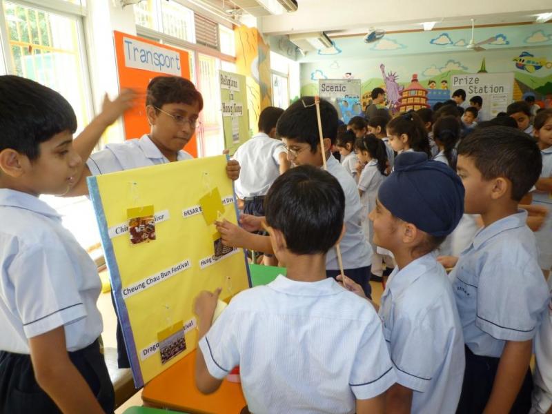 南亞裔學生正參與「成長的天空」校園服務-攤位活動