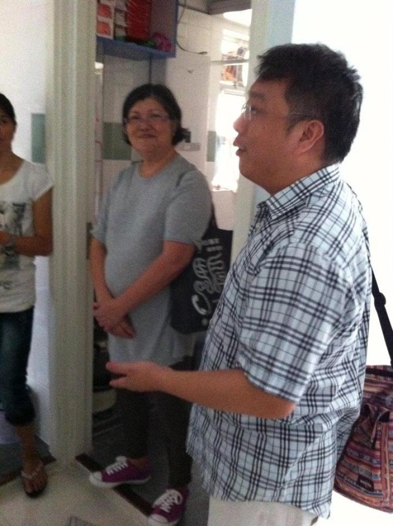 互惠社委員和義工到訪一戶單親家庭，了解其生活狀況。